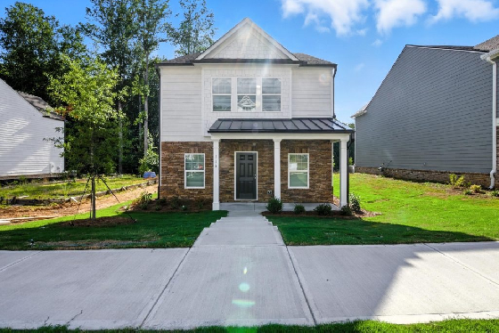 Image of  Magnolia Trace lies close to the shores of Lake Lanier.